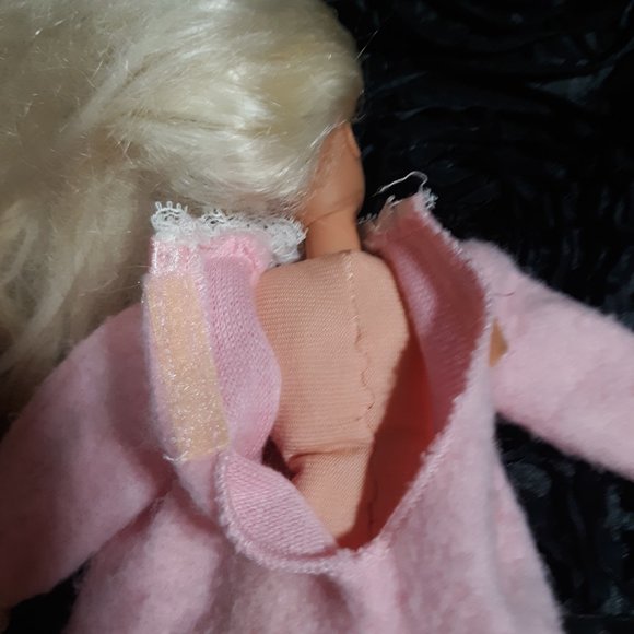 (( Listing # 132 )) 1993 Cloth Barbie (( Vintage )) - Picture 6 of 10